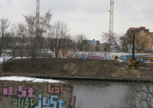 East Side Gallery von hinten: Im Vordergrund ein Pfeiler der Brommybrücke, dahinter das fehlende Mauerstück.

Foto: ben