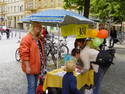 Die IGKW informierte am Marheinekeplatz über die Probleme der Kneipen

Foto: psk