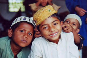 Schon im Grundschulalter beginnen viele Kinder in Bangladesh mit dem Auswendiglernen des Koran.

Foto: MAYALOK