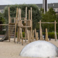 Klettergerüst auf leerem Spielplatz