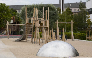 Klettergerüst auf leerem Spielplatz