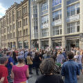 Kundgebung vor der Oranienstraße 25 in Kreuzberg