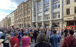 Kundgebung vor der Oranienstraße 25 in Kreuzberg