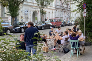 X-Hain-Terrasse auf einem Parkstreifen