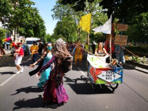 »Mini-Karneval« als Demo auf der Gneisenaustraße Ende Mai 2020