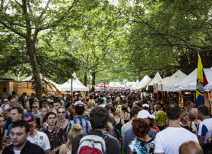 Menschenmassen beim Straßenfest des Karnevals der Kulturen 2014