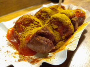 Currywurst mit Pelle und Ketchup