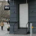 geschlossene Kneipe mit Sky-Schild