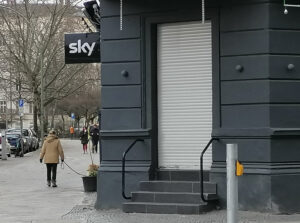 geschlossene Kneipe mit Sky-Schild