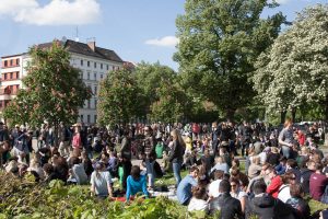 Menschenmassen auf der Wiese am Oranienplatz beim MyFest 2011