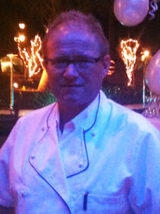 Thomas Bordiehn in Dienstkleidung in seinem Restaurant in Hurghada