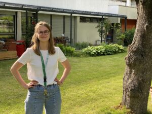 Marie Hosten im Garten des Stadtteilzentrums am Mehringplatz.