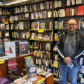 Buchhändler Christian Koch vor einer Regalwand der Buchhandlung Hammett