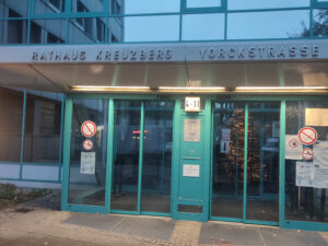 Eingangstüren des Rathaus Kreuzberg