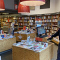 Buchhändler Ben von Rimscha steht vor den Regalen seiner Buchhandlung.