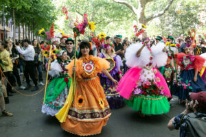 Bunt gekleidete Tänzerinnen auf dem Umzug beim Karneval der Kulturen