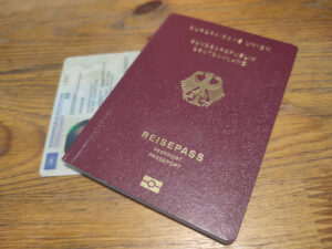 Ein Personalausweis und ein Reisepass