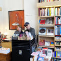 Buchhändler Lutz Stolze und Laura Rupp am Tresen der Buchhandlung Kommedia