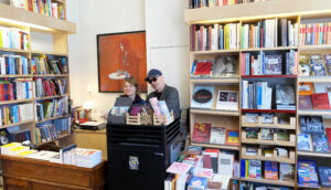 Buchhändler Lutz Stolze und Laura Rupp am Tresen der Buchhandlung Kommedia