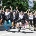 Tänzerinnen und Tänzer der Gruppe #WAS BEWEGT DICH beim Karneval der Kulturen