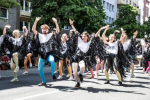 Tänzerinnen und Tänzer der Gruppe #WAS BEWEGT DICH beim Karneval der Kulturen