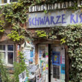 Buchladen Schwarze Risse von außen