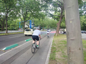 Radstreifen entlang der Zossener Straße (Höhe Heilig-Kreuz-Kirche) mit einem Radfahrer