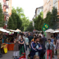 Menschen und Stände auf dem Mittenwalder Straßenfest