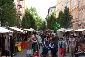 Menschen und Stände auf dem Mittenwalder Straßenfest