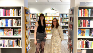 Die Buchhändlerinnen Sonja Marchewa und Katja Dotzauer zwischen Bücherregalen in der Buchhandlung Anagramm