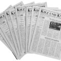 Neun Ausgaben der Kiez und Kneipe liegen aufgefächert da