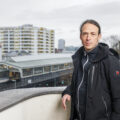 Pascal Meiser, im Hintergrund der U-Bahnhof Kottbusser Tor
