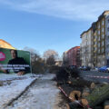 Grünstreifen mit gefällten Bäumen oberhalb des U-Bahnhofs Gneisenaustraße, links ein Wahlplakat der Grünen mit dem Slogan "Wir schützen nicht das Klima, sondern: Menschen"