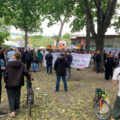 Demonstrierende Personen mit Transparenten auf dem Spreewaldplatz am Görlitzer Park