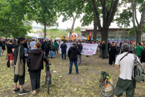 Demonstrierende Personen mit Transparenten auf dem Spreewaldplatz am Görlitzer Park