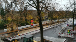 Baustelle mit großflächigen Absperrungen in der Blücherstraße