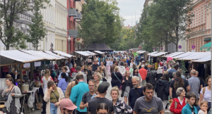 Menschen und Stände auf dem Mittenwalder Straßenfest