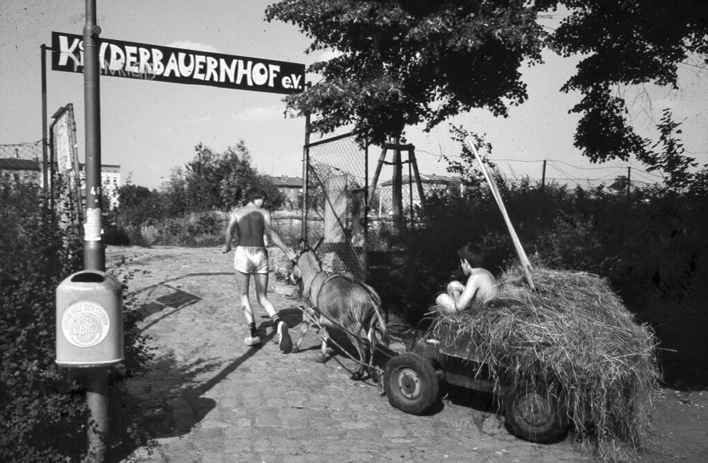 Historische Aufnahme des Kinderbauernhofs im Görlitzer Park aus dem Jahr 1990.
