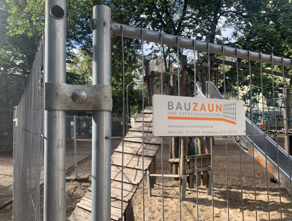 Absperrgitter vor einem Klettergerüst auf einem Spielplatz.